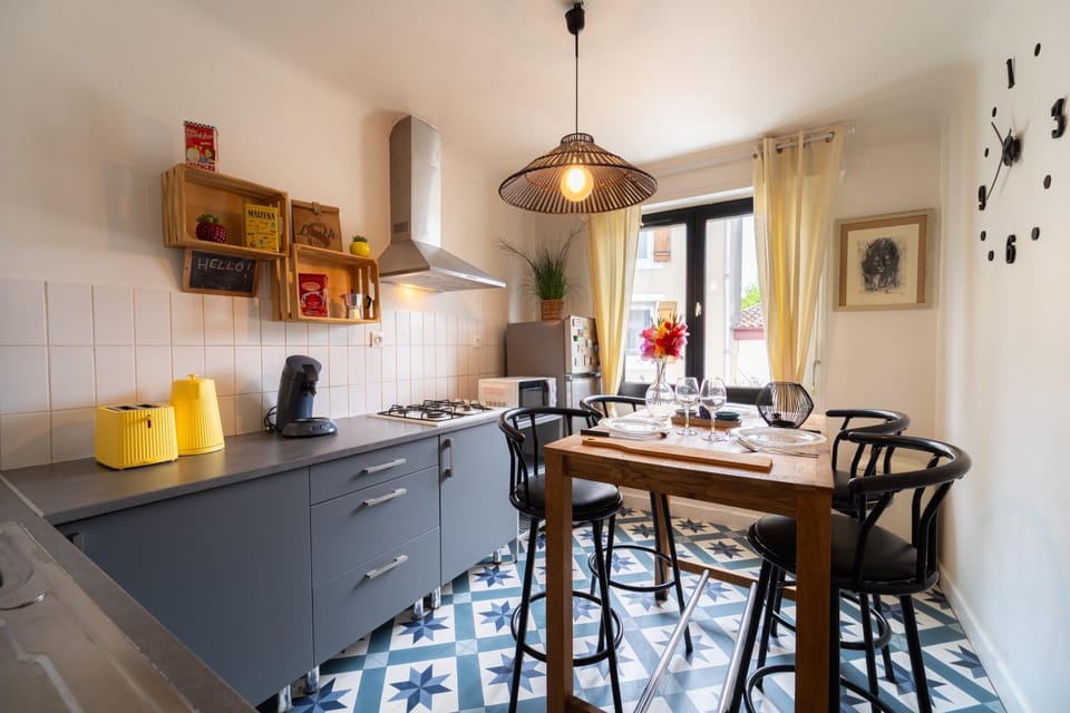 People, Coffee/tea facilities, Decorative detail, Dining area, microwave, stove, toaster, kitchen