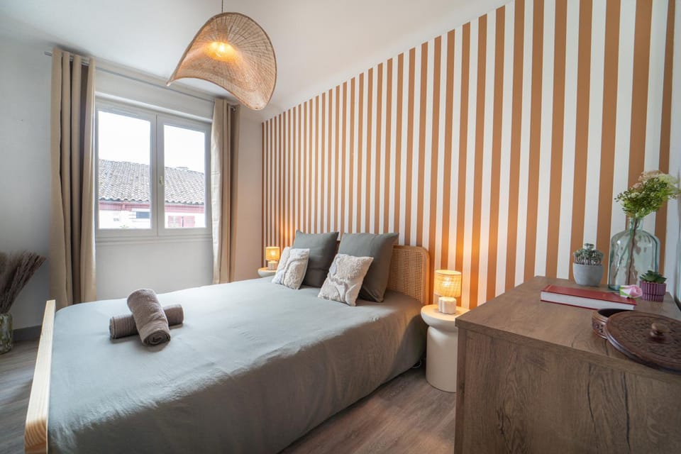 Bed, Night, People, Library, Photo of the whole room, Decorative detail, Bedroom, Location, storage, towels