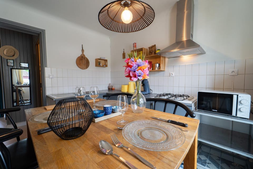 People, Coffee/tea facilities, Decorative detail, microwave, toaster, kitchen