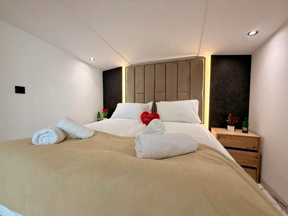 Bedroom, towels