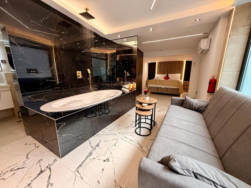 Garden, Hot Tub, Hot Tub, Living room