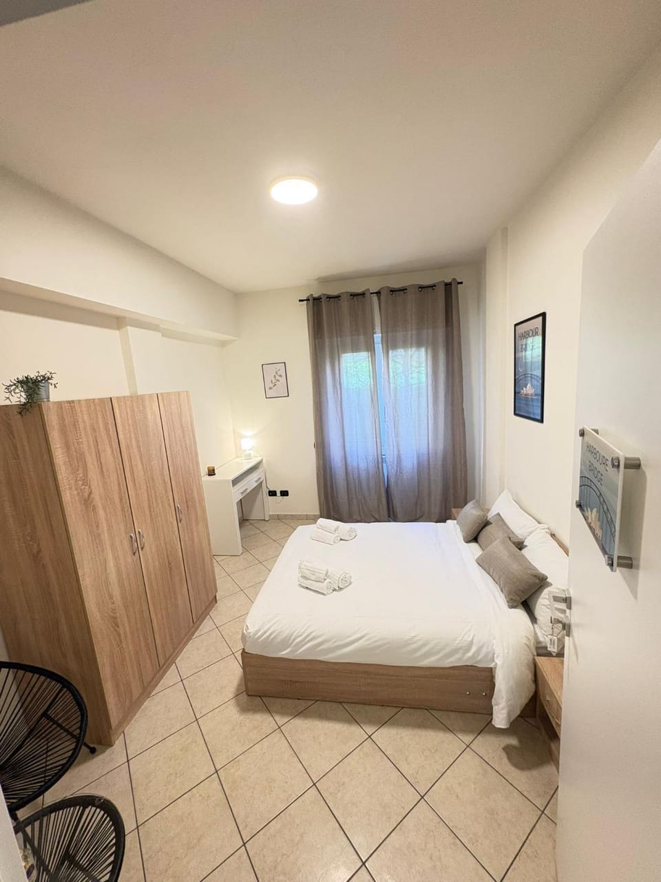 Bedroom, towels, wardrobe
