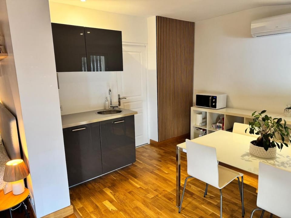 Kitchen or kitchenette, Dining area, stove