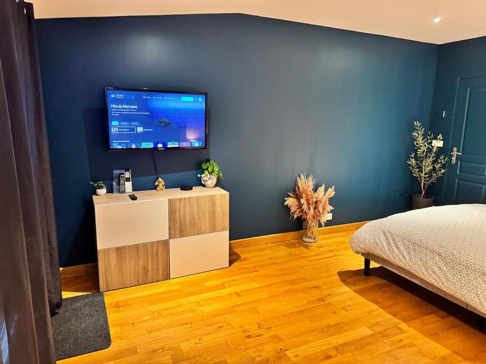 TV and multimedia, Photo of the whole room