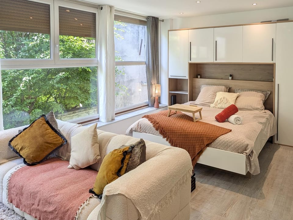 Bed, Photo of the whole room, Seating area