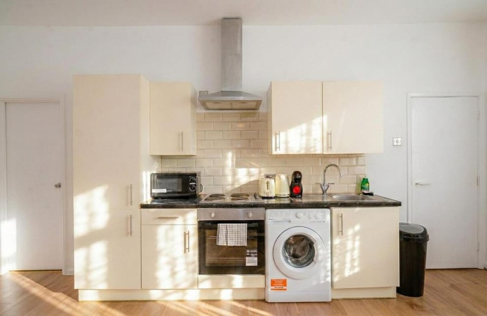 Charming Riverside flat with Covered Parking Apartment in London