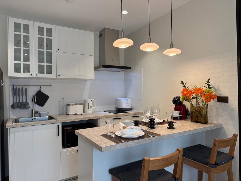 Coffee/tea facilities, Kitchen or kitchenette, Dining area, stove