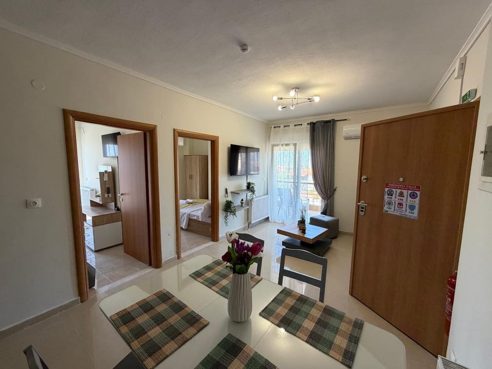 TV and multimedia, Living room, Photo of the whole room, Seating area, Dining area