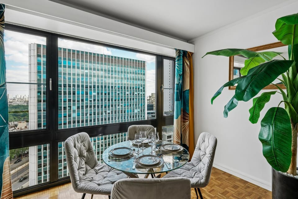 Paris Montparnasse Panoramic View, 3 Beds, Metro 4, 6, 12, 13 Apartment in Paris
