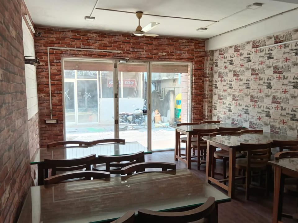 Restaurant/places to eat, Business facilities