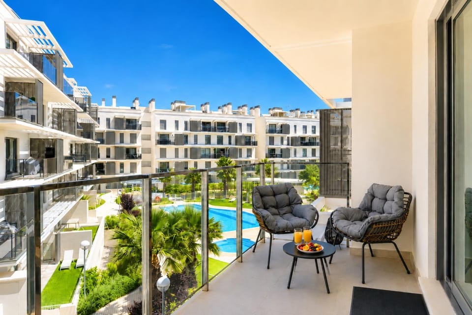 Balcony/Terrace, Seating area, Pool view