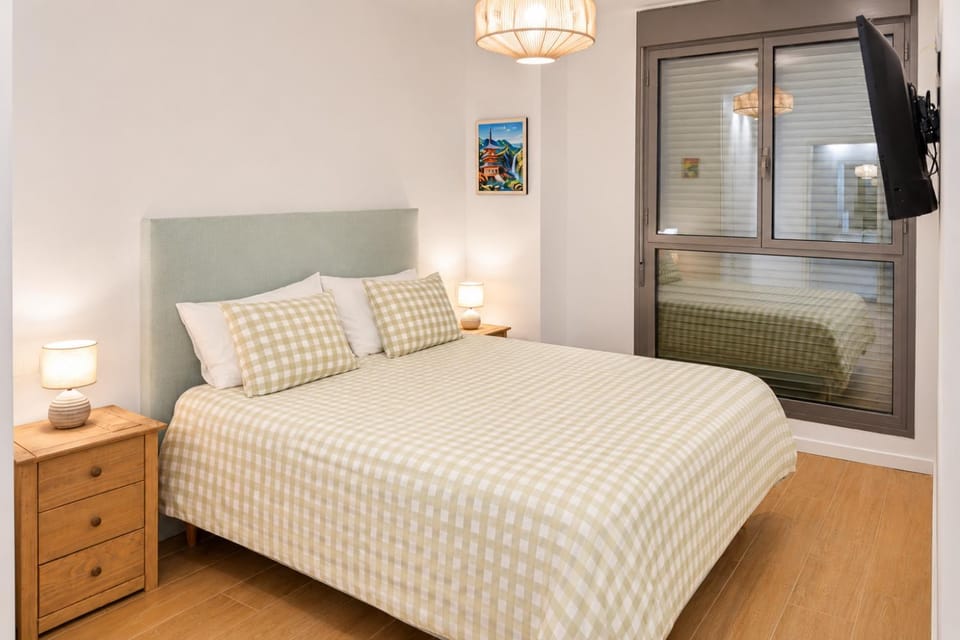 Bed, TV and multimedia, Bedroom