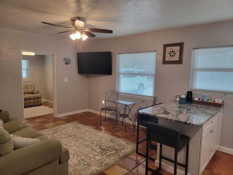 Manatee River Bungalow - 5 Apartment in Bradenton