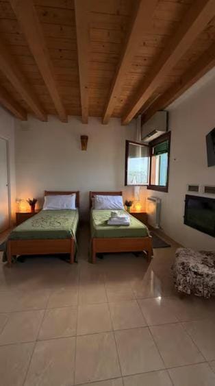 Bed, TV and multimedia, Photo of the whole room, Bedroom, towels