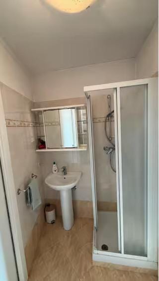 Shower, Toilet, Bathroom, towels