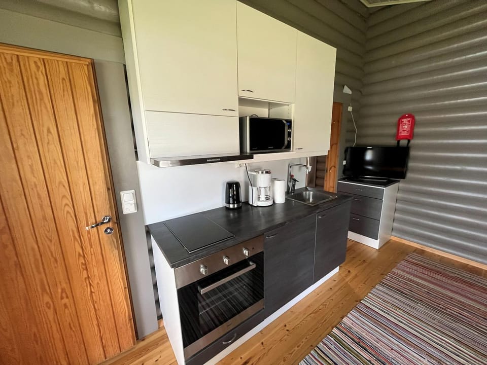 Coffee/tea facilities, Kitchen or kitchenette, oven, stove