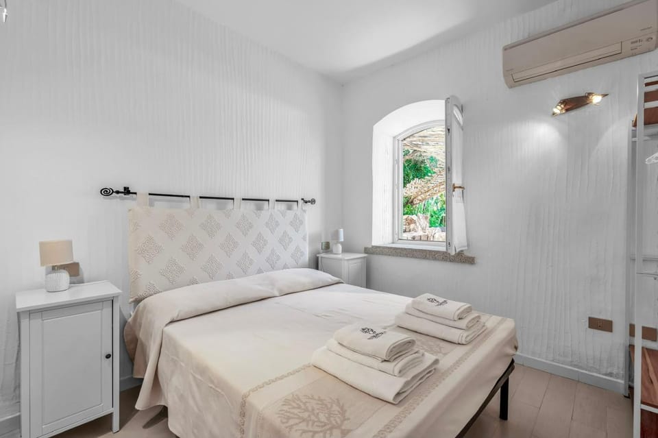 Bed, Photo of the whole room, Bedroom, towels, wardrobe, air conditioner