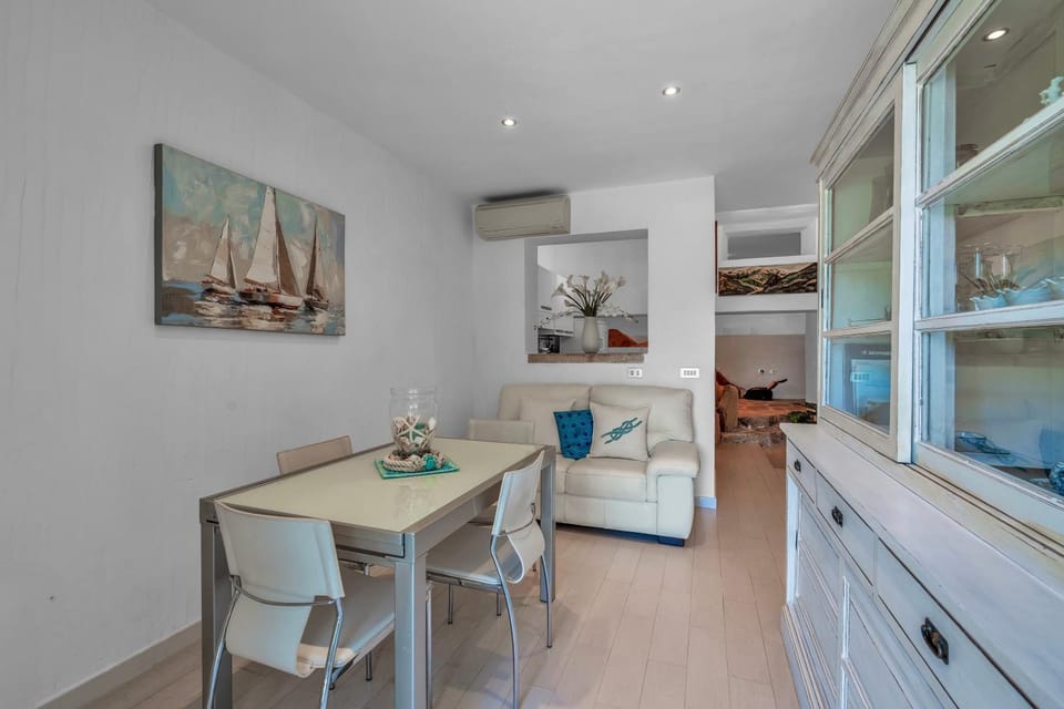 Living room, Seating area, Dining area, air conditioner