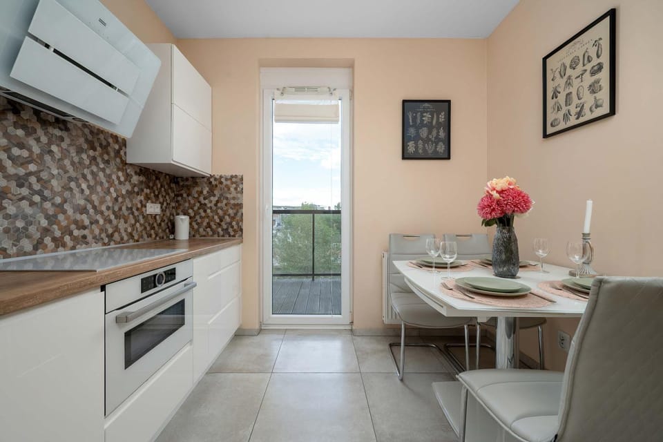 Kitchen or kitchenette, Seating area, Dining area