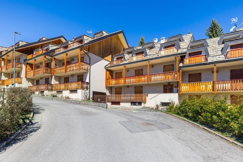 Hostdomus - Montevista Apartment in Sauze d'Oulx