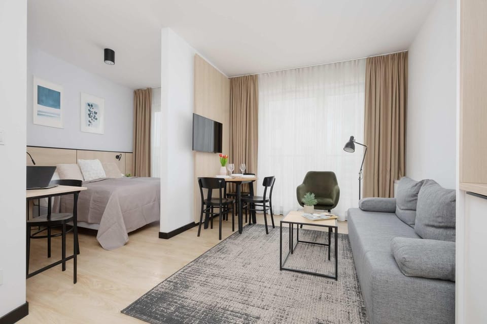 Bed, TV and multimedia, Living room, Photo of the whole room, Seating area, Dining area