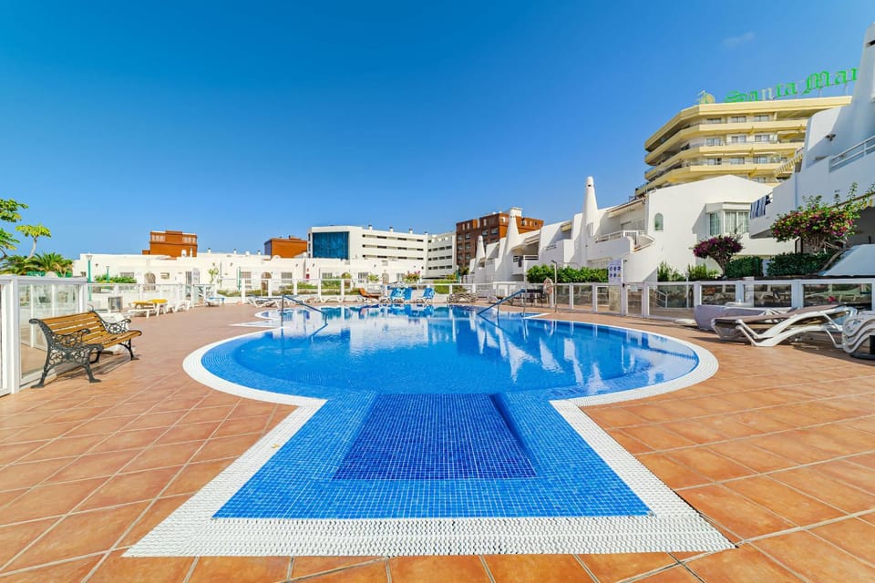 Property building, Day, Pool view, Swimming pool