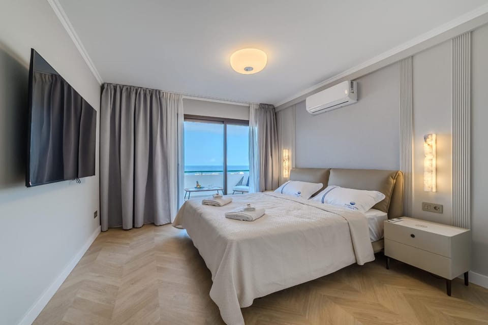 Bed, TV and multimedia, Photo of the whole room, Bedroom, towels, air conditioner