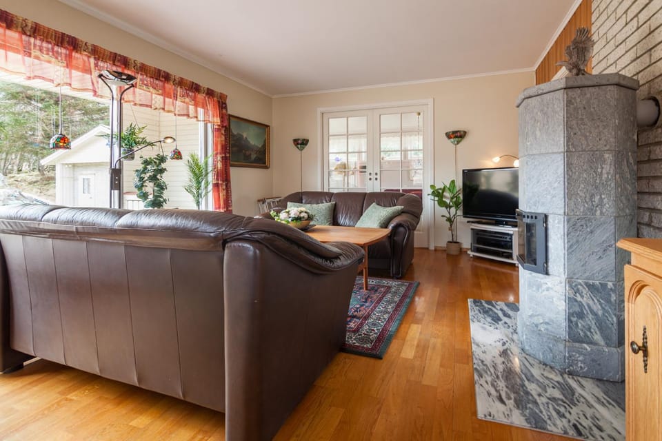TV and multimedia, Living room, Seating area, fireplace