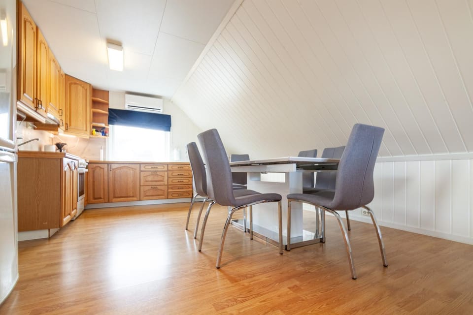 Kitchen or kitchenette, Seating area, Dining area, stove