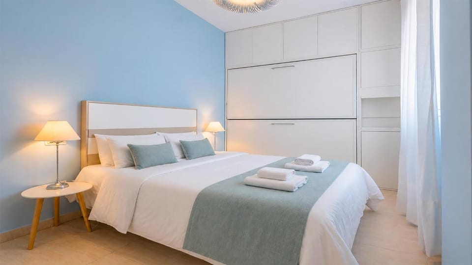 Bed, Bedroom, towels