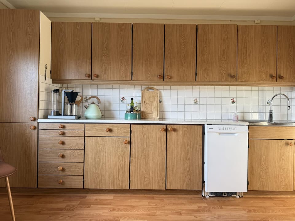 Coffee/tea facilities, Kitchen or kitchenette, dishwasher, stove