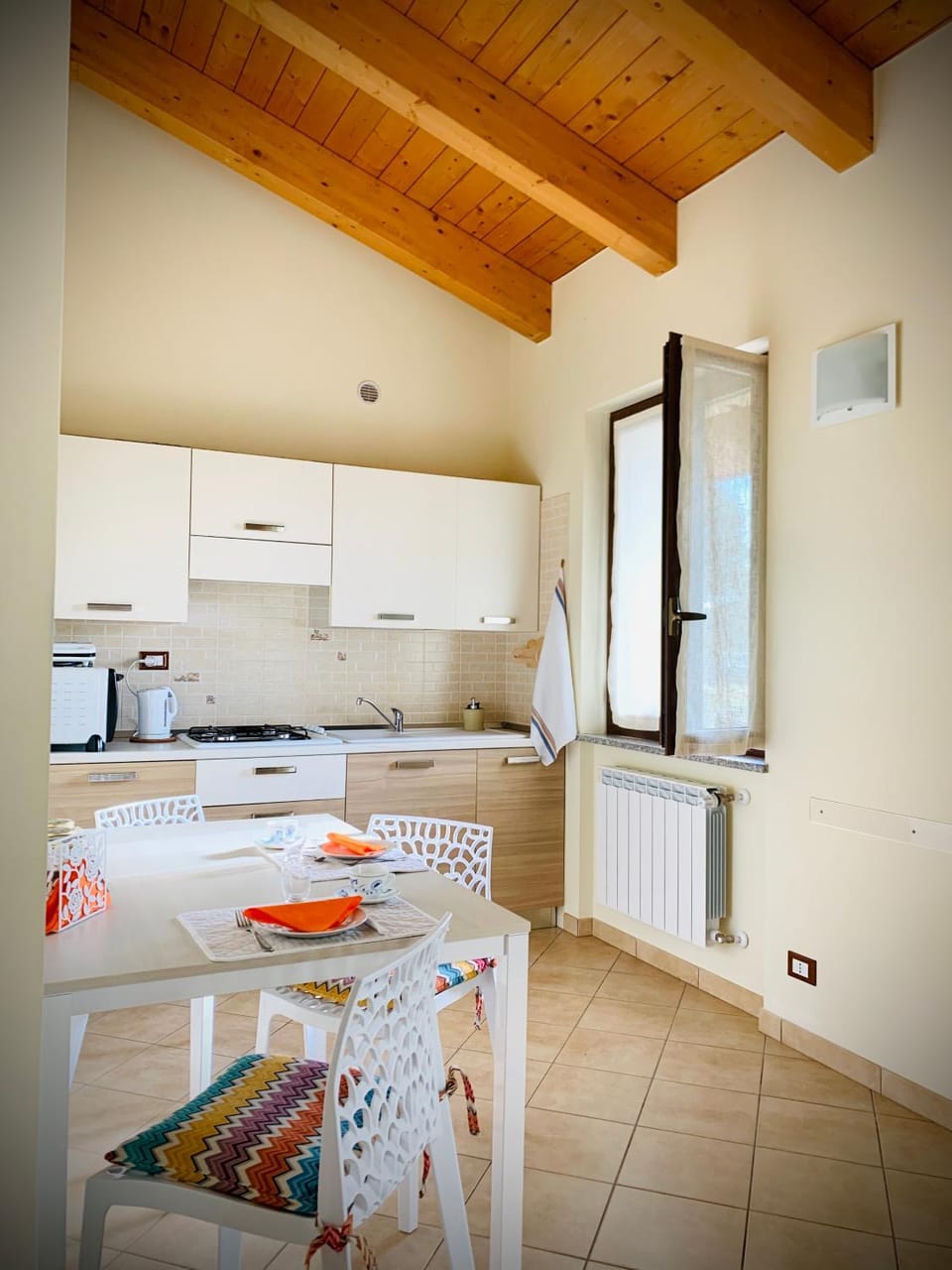 Kitchen or kitchenette, Garden view