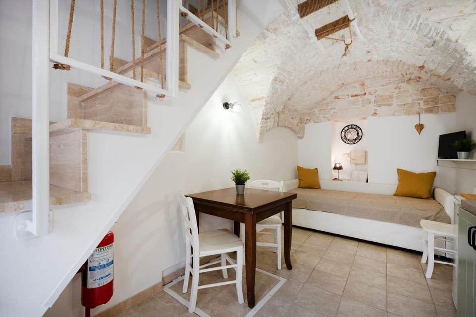 Bed, Dining area