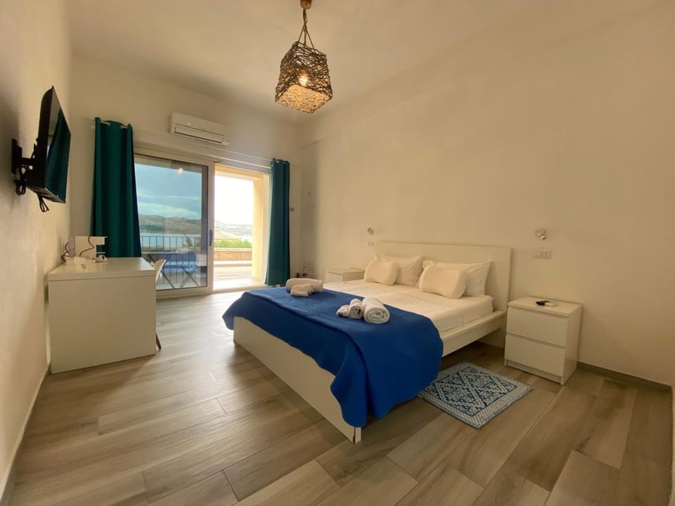 Day, TV and multimedia, Bedroom, towels, air conditioner
