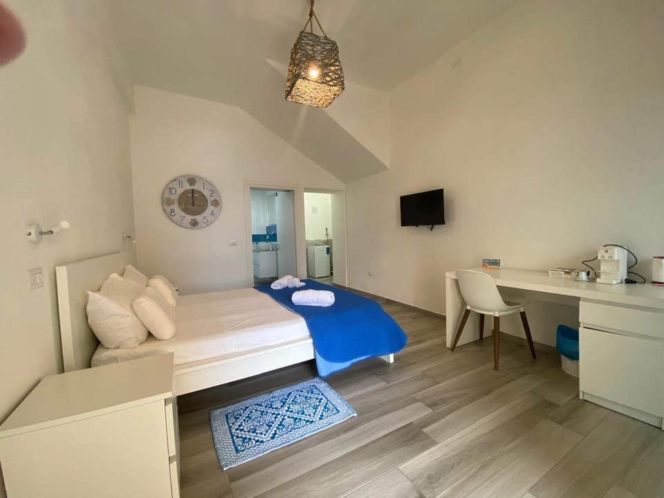 Bathroom, TV and multimedia, Bedroom, towels