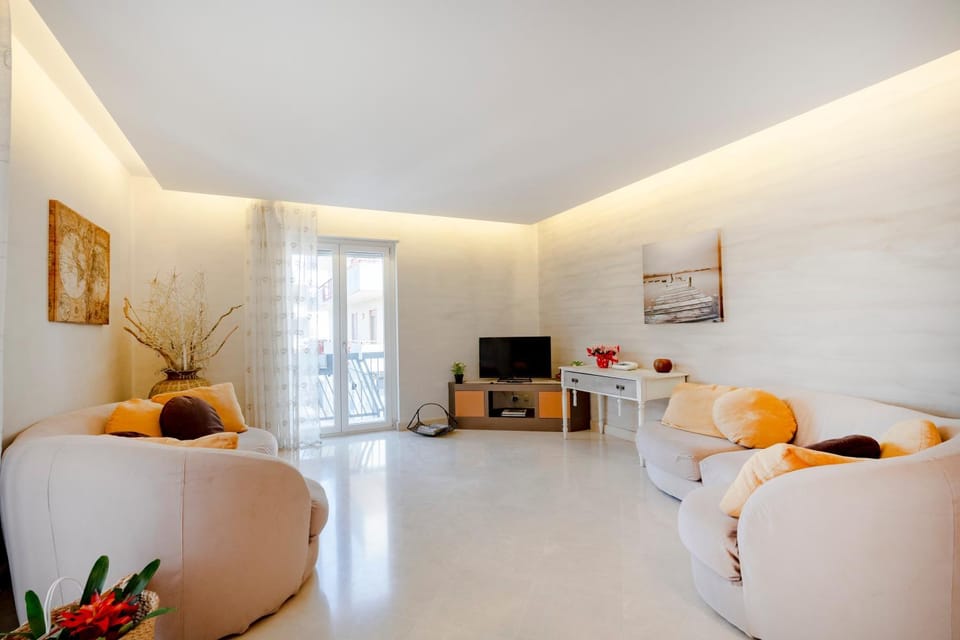 Communal lounge/ TV room, TV and multimedia, Living room, Seating area, Evening entertainment
