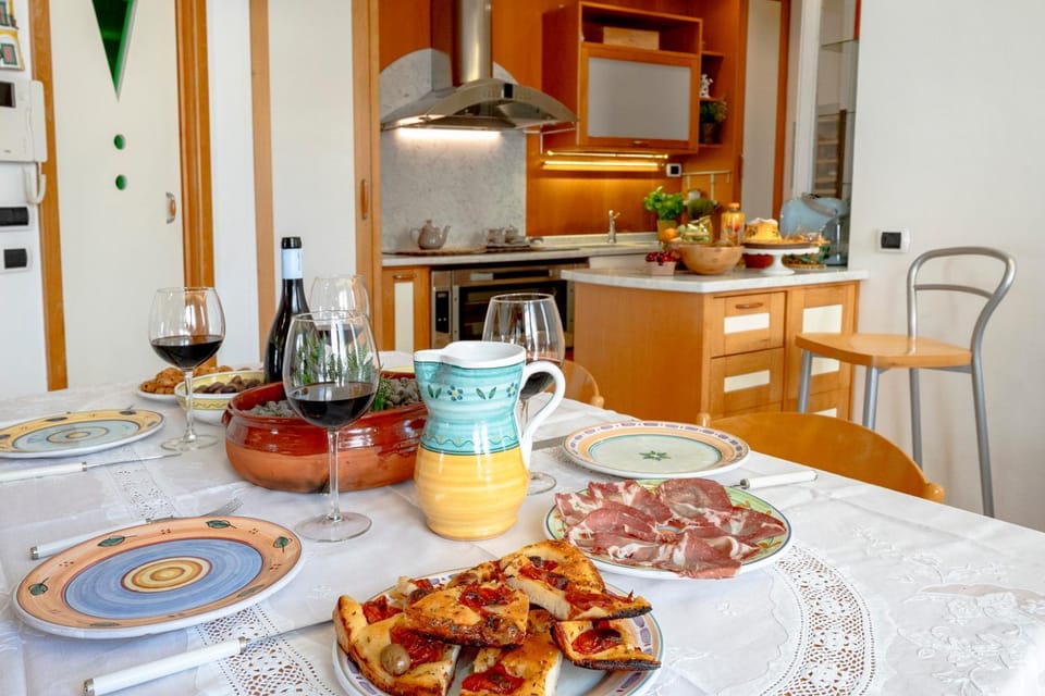 Kitchen or kitchenette, Food and drinks, Dining area, Food, Lunch, Dinner