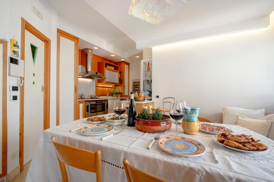 Kitchen or kitchenette, Food and drinks, Dining area, Food, Lunch