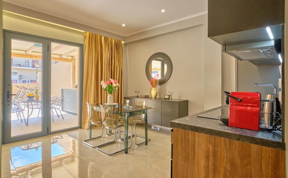 Coffee/tea facilities, Kitchen or kitchenette, Dining area, stove, toaster