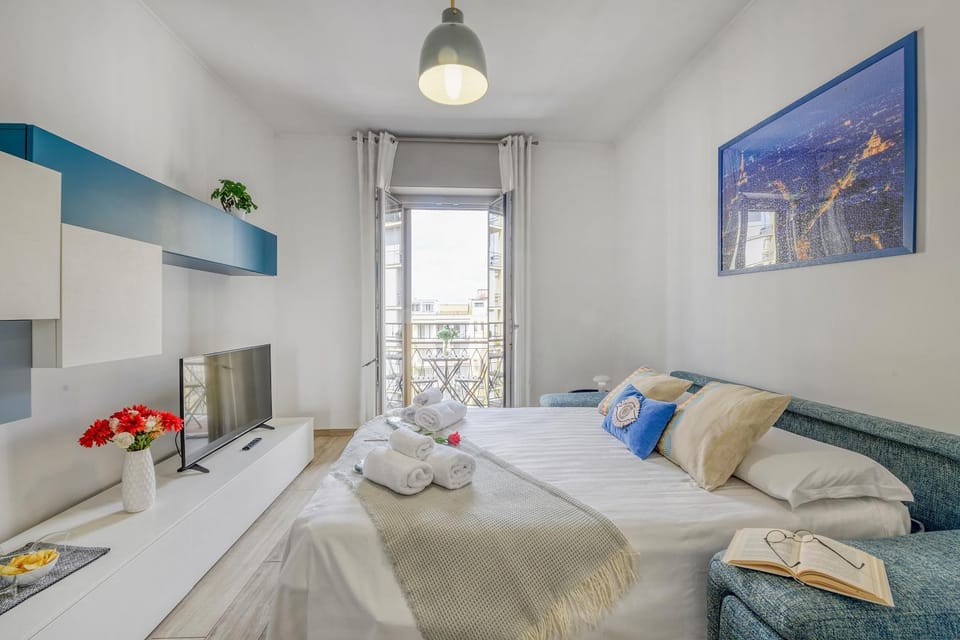 Bed, Living room, Photo of the whole room