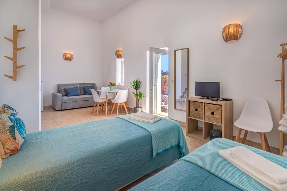 Living room, Photo of the whole room, Seating area, Bedroom