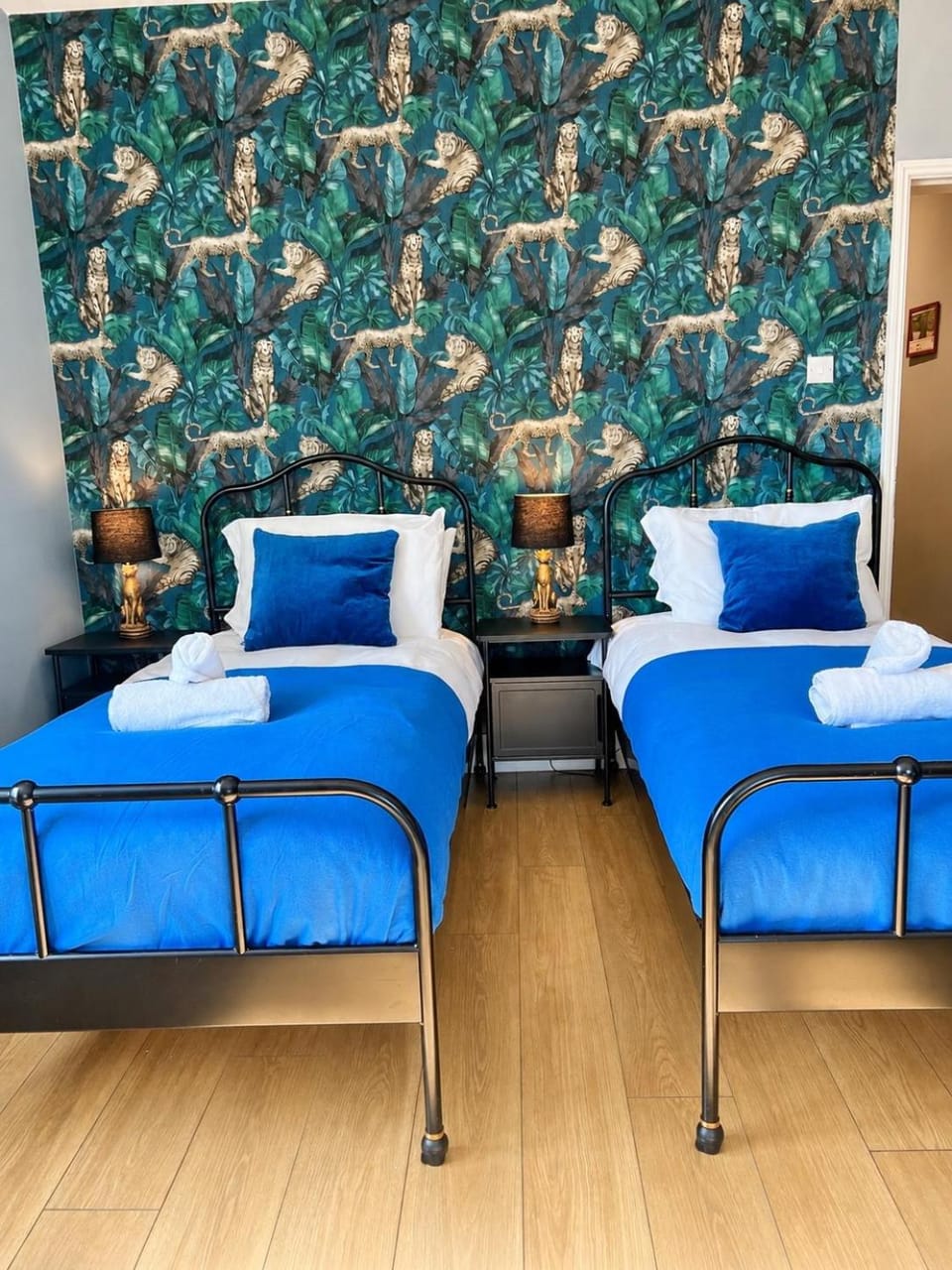Bed, Living room, Photo of the whole room, Seating area, Bedroom