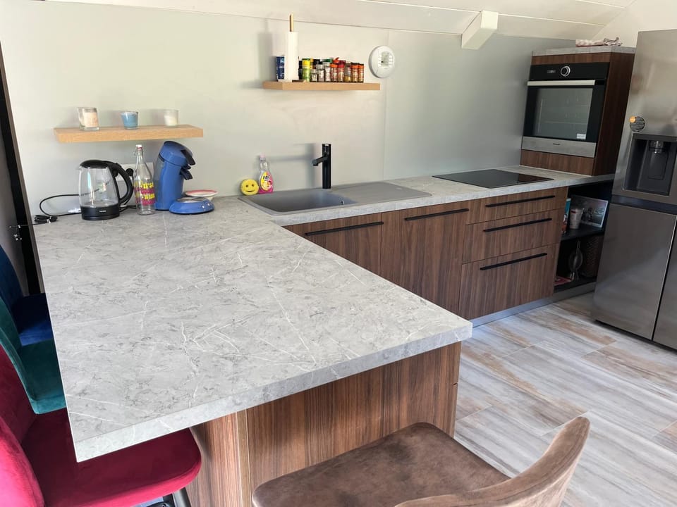 Coffee/tea facilities, Kitchen or kitchenette, Dining area, dishwasher, oven, stove