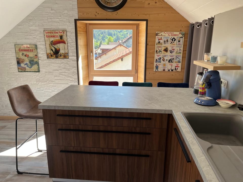 Kitchen or kitchenette, Dining area