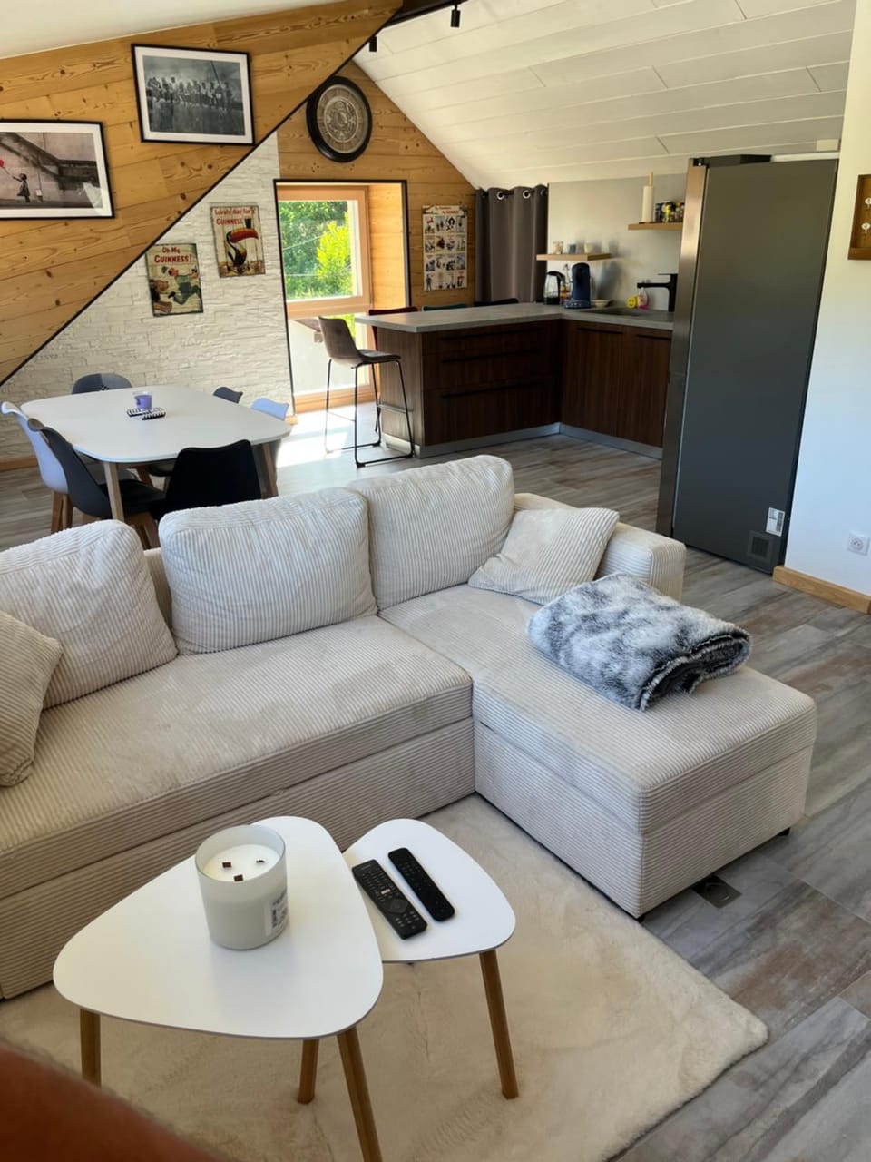 Kitchen or kitchenette, Living room, Seating area, Dining area