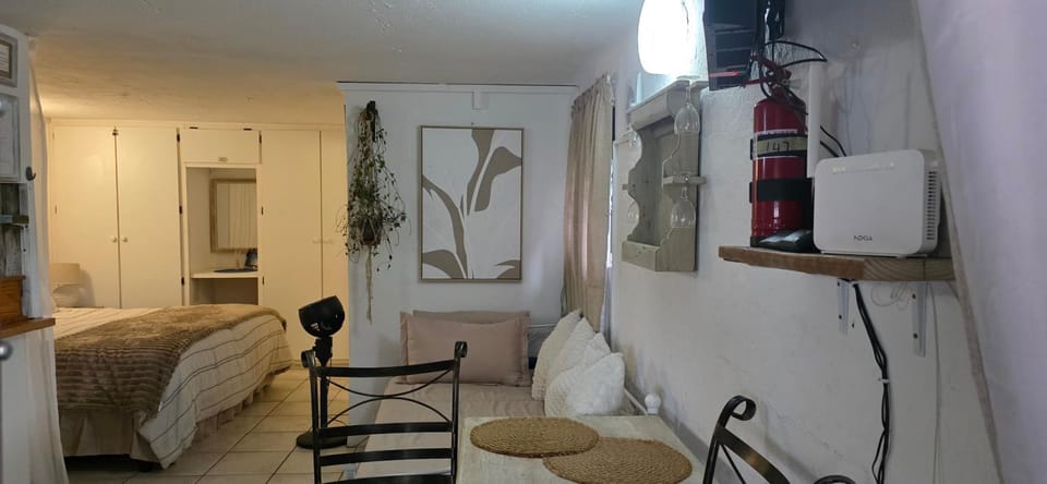 TV and multimedia, Living room, Photo of the whole room, Seating area, Bedroom, wardrobe