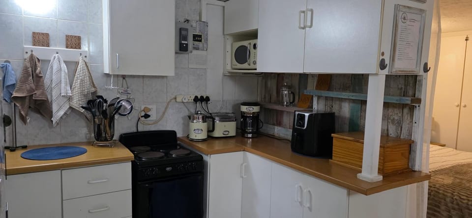 Coffee/tea facilities, Kitchen or kitchenette, oven, stove, toaster