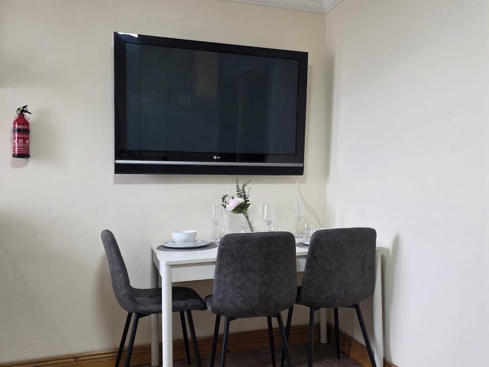 Communal lounge/ TV room, TV and multimedia, Dining area