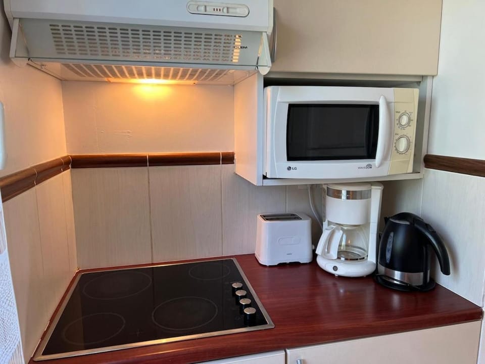 Coffee/tea facilities, microwave, stove, kitchen