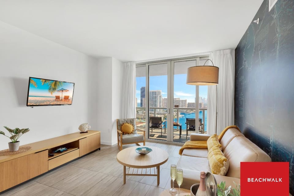 Upper Sunset View - 2BR South-Facing Resort Condo Apartment in Hallandale Beach